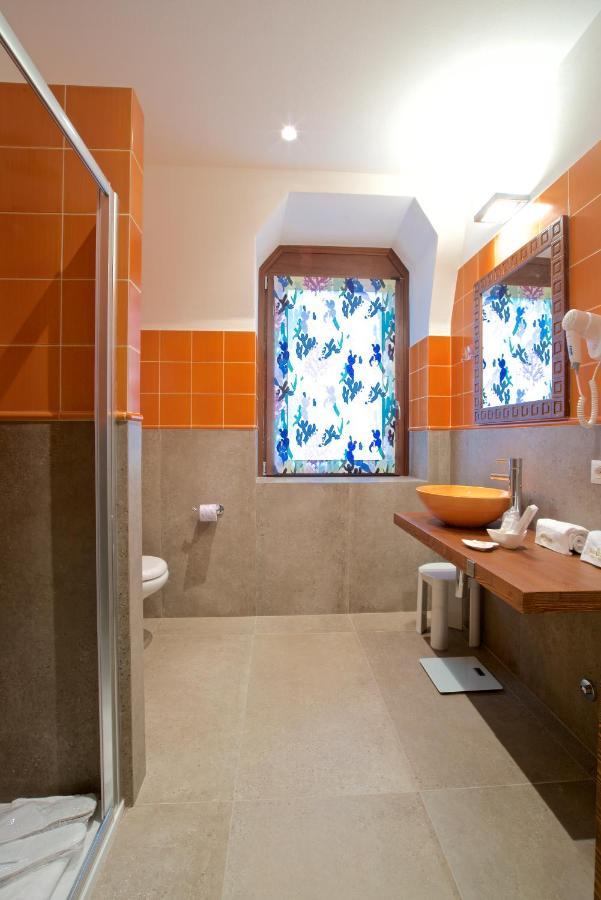 Design Suite Tirano Luaran gambar