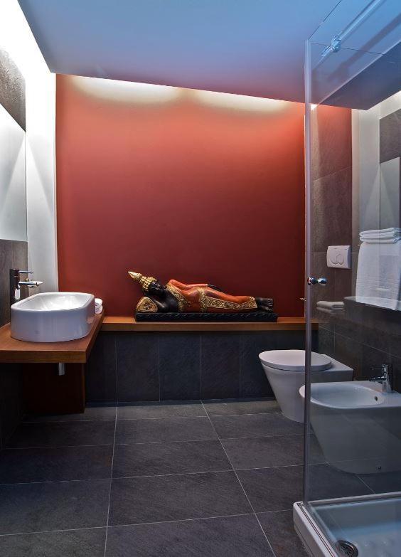 Design Suite Tirano Luaran gambar