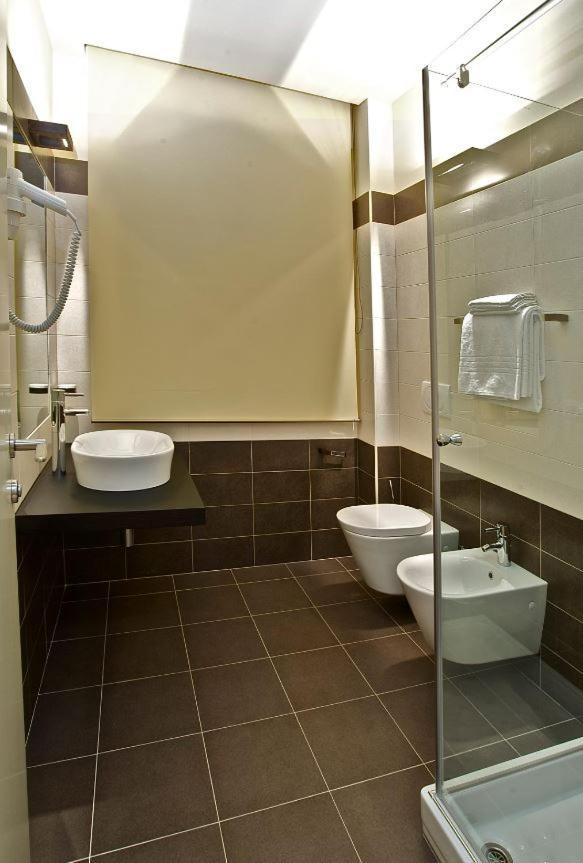 Design Suite Tirano Luaran gambar
