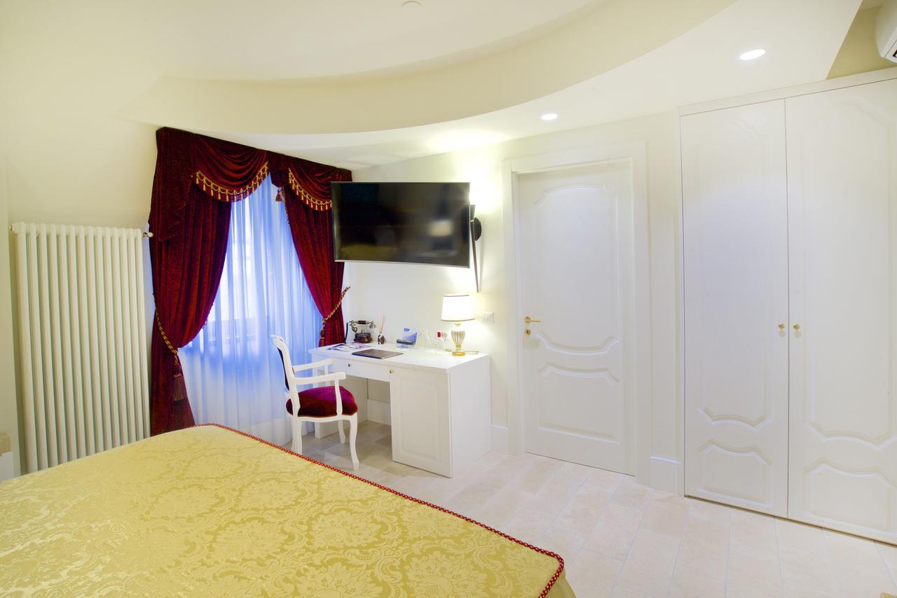 Design Suite Tirano Luaran gambar