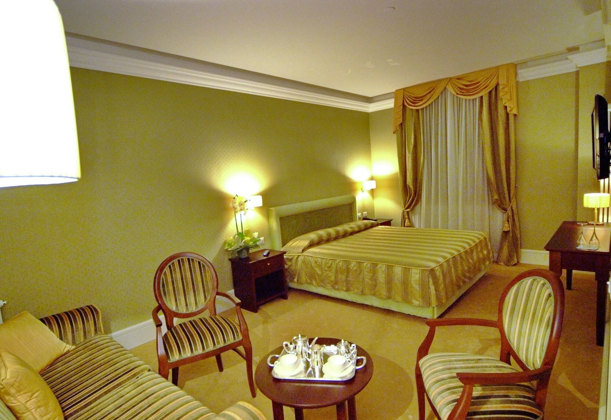 Design Suite Tirano Luaran gambar